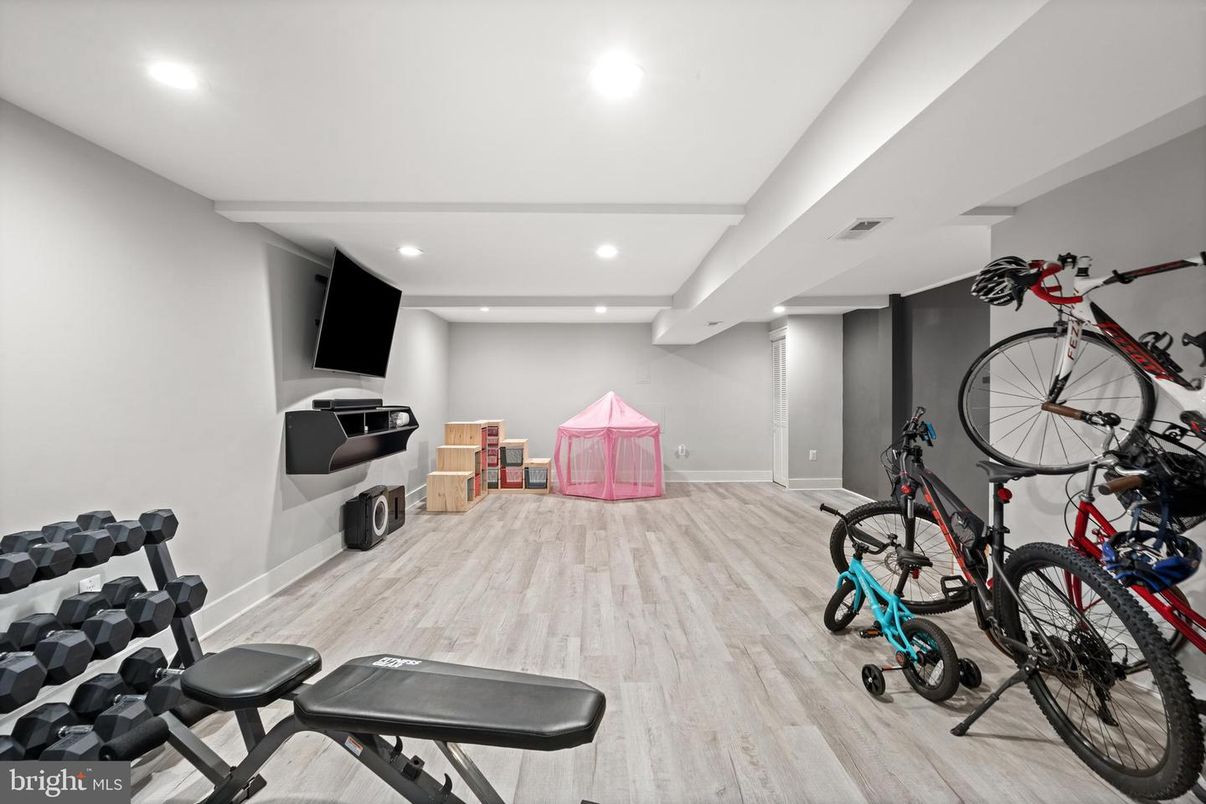 Fitness Equipment, Interior, Recessed Lighting, Wood Texture Flooring