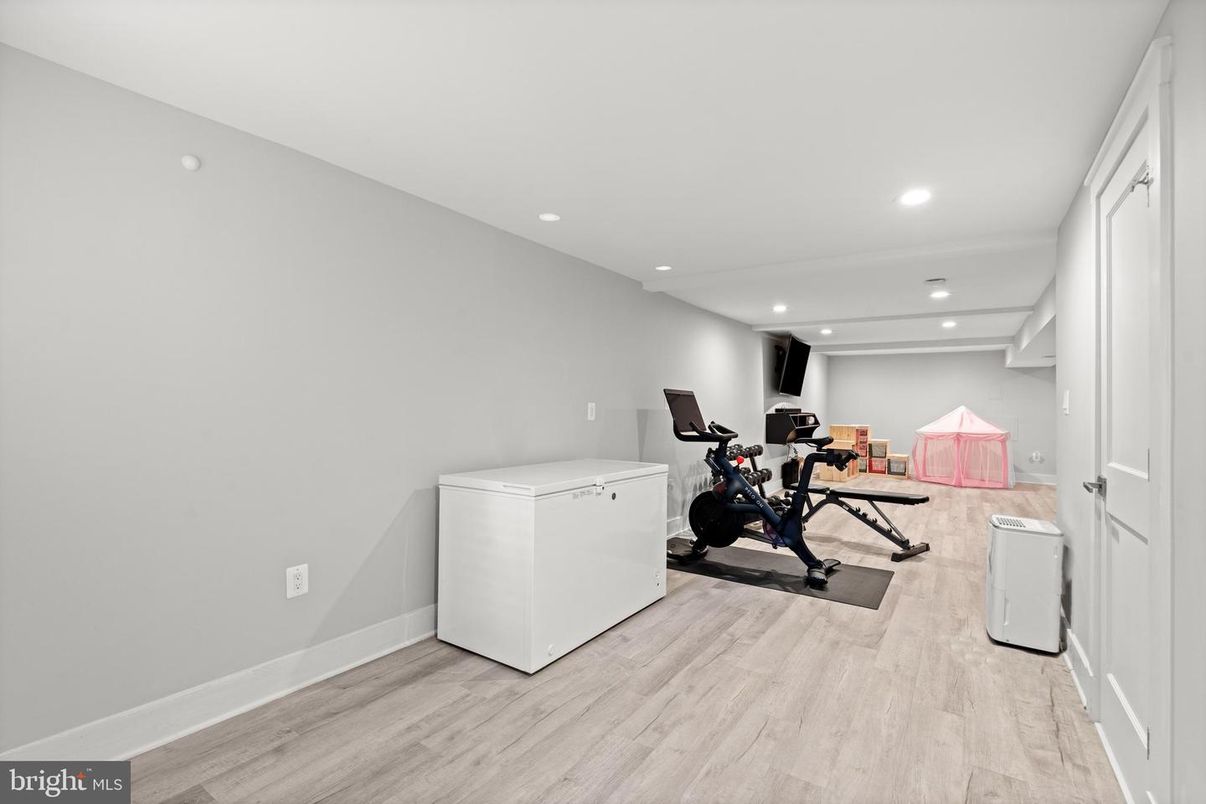 Fitness Equipment, Interior, Recessed Lighting, Washer, Wood Texture Flooring