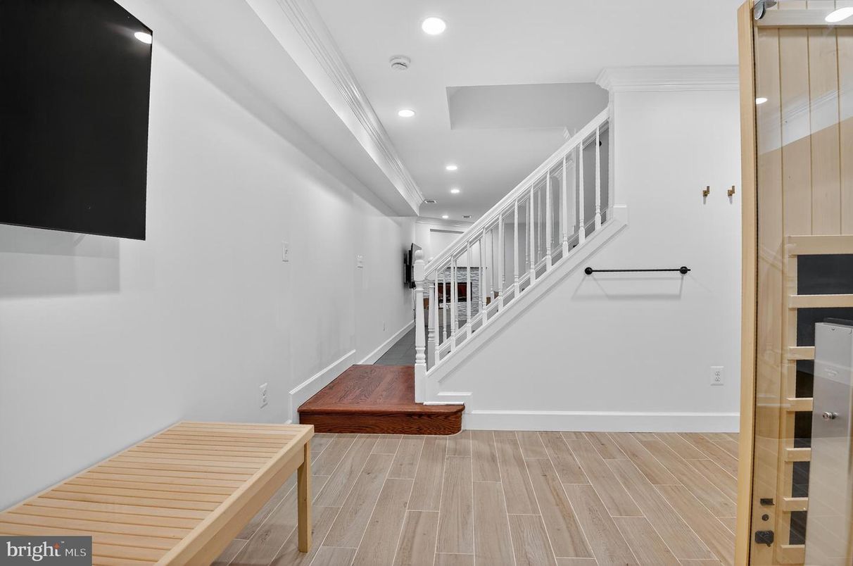 Interior, Recessed Lighting, Wood Texture Flooring