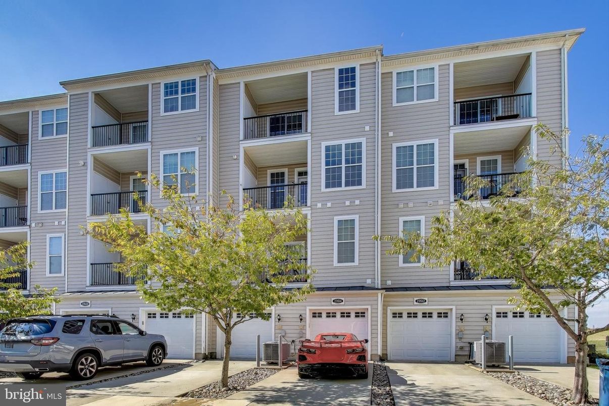 Attached, Exterior, Facade, Rowhouse