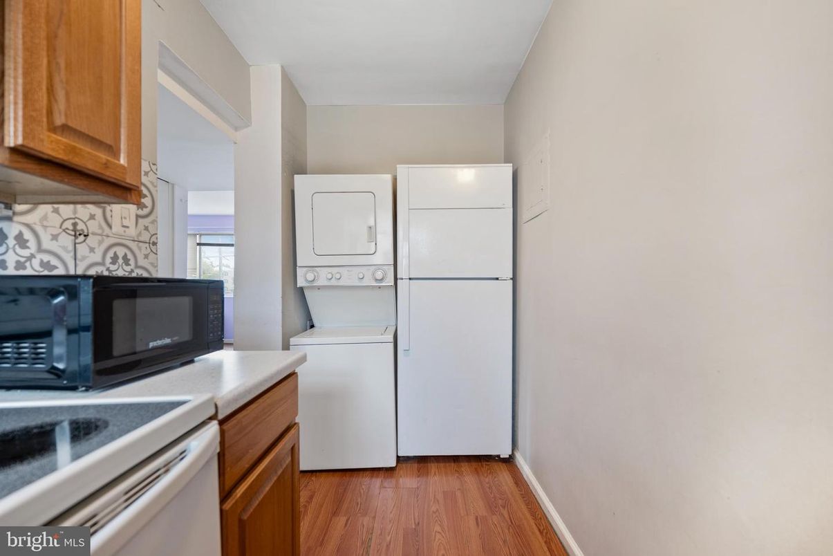 Interior, Kitchen, Washer, Wood Texture Flooring