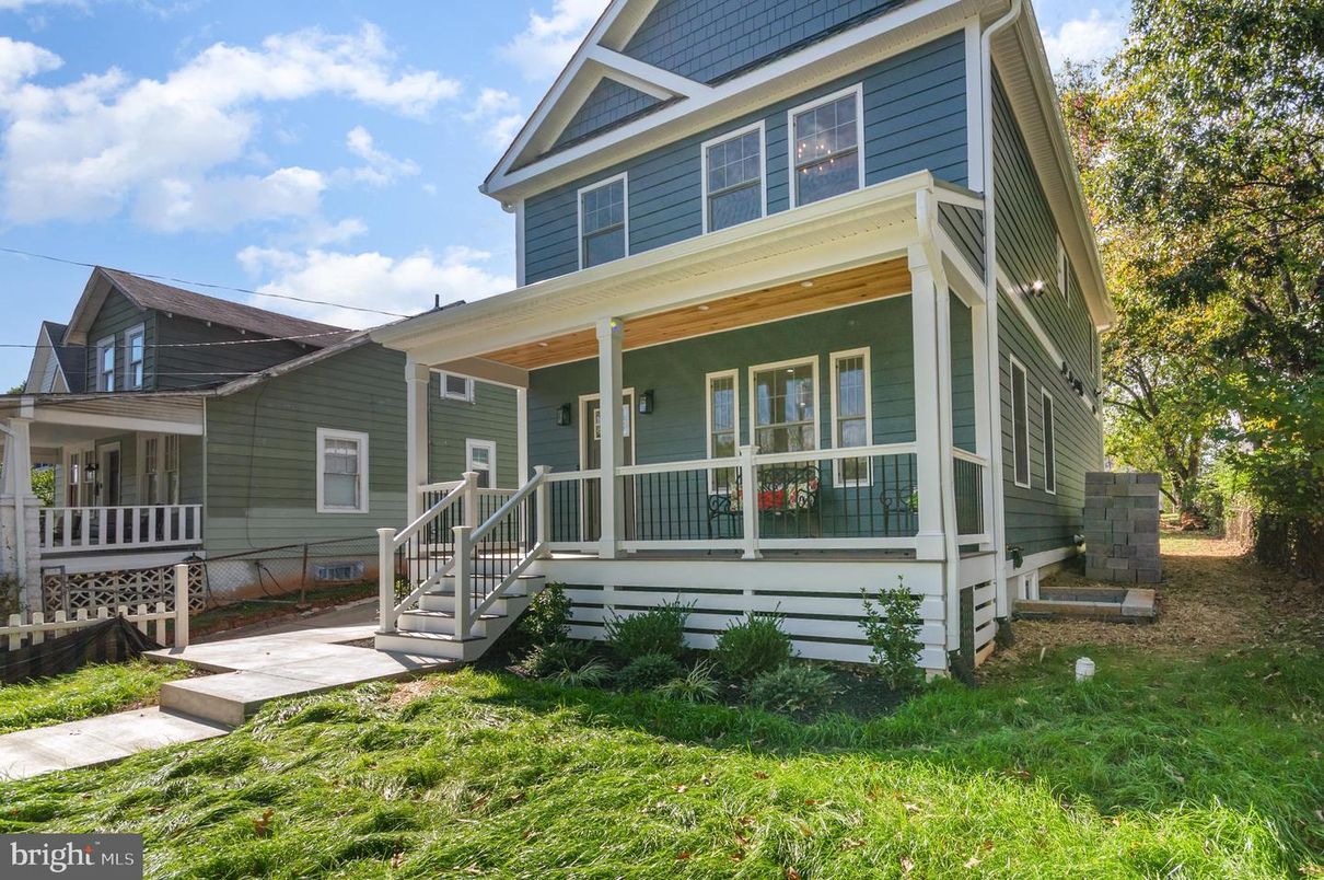 Exterior, Facade, Queen Anne Victorian