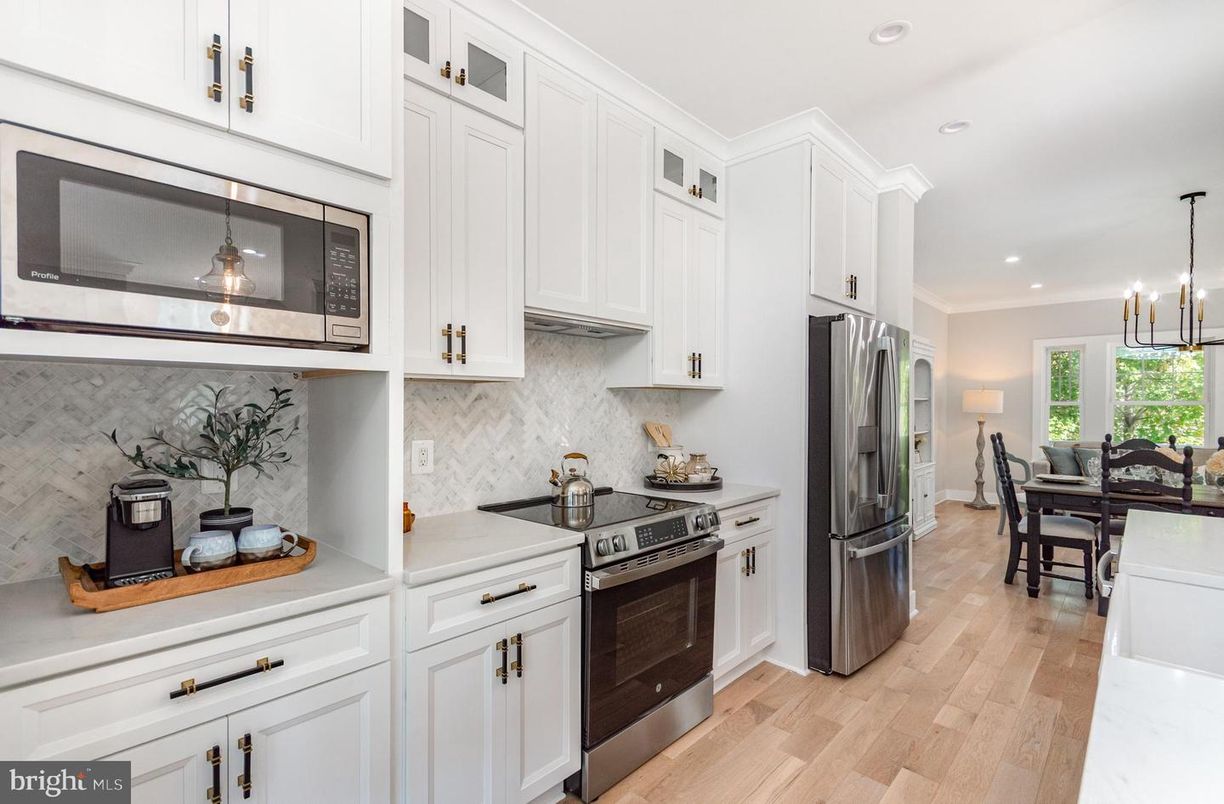 Chandelier, Dining room, Interior, Kitchen, Pendant Lights, Recessed Lighting, Stainless Steel Appliances, Wood Texture Flooring