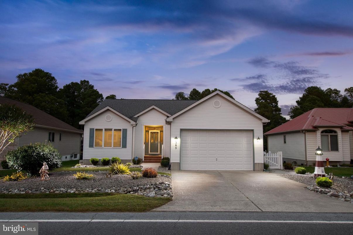 Attached, Exterior, Facade, Ranch