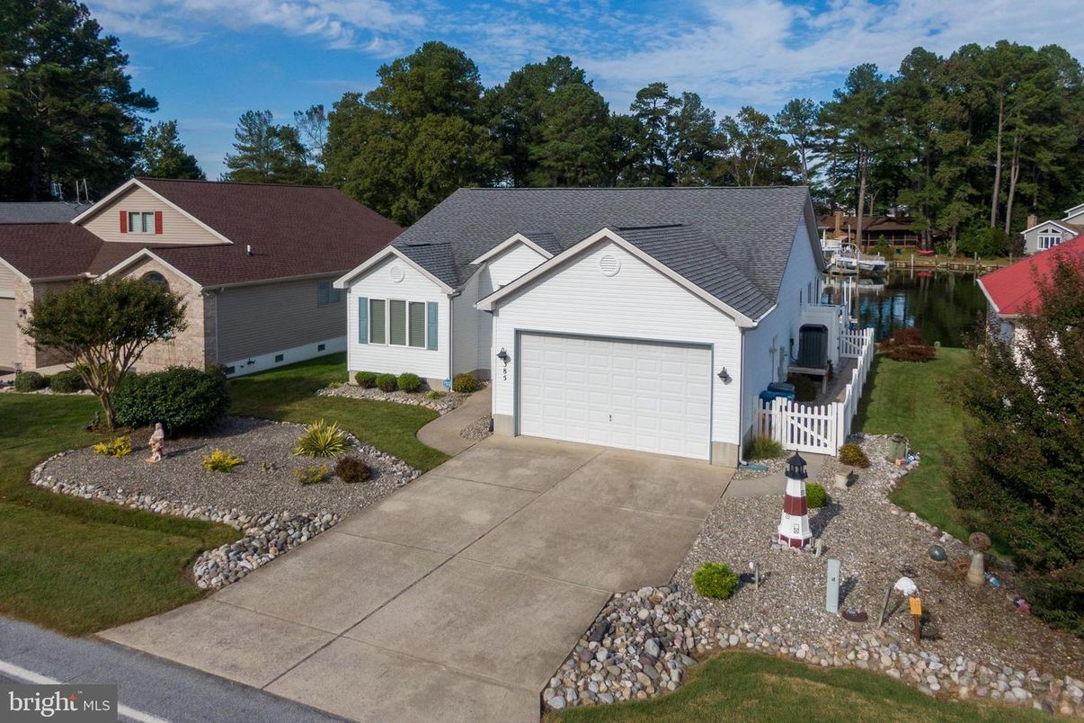 Attached, Exterior, Facade, Ranch