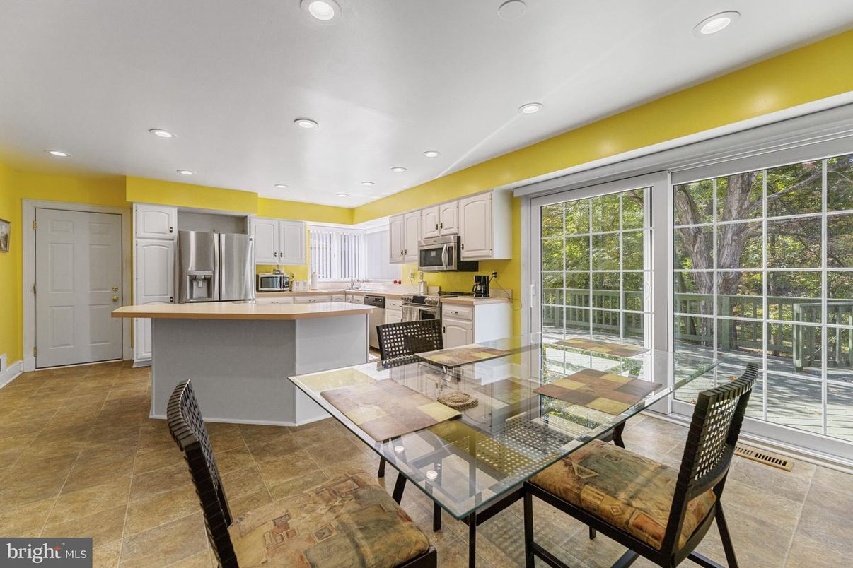 Dining room, Interior, Kitchen, Recessed Lighting, Stainless Steel Appliances