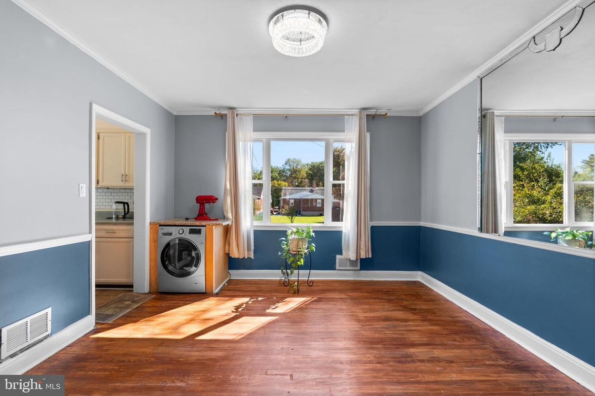 Interior, Utility Closets, Washer, Wood Texture Flooring