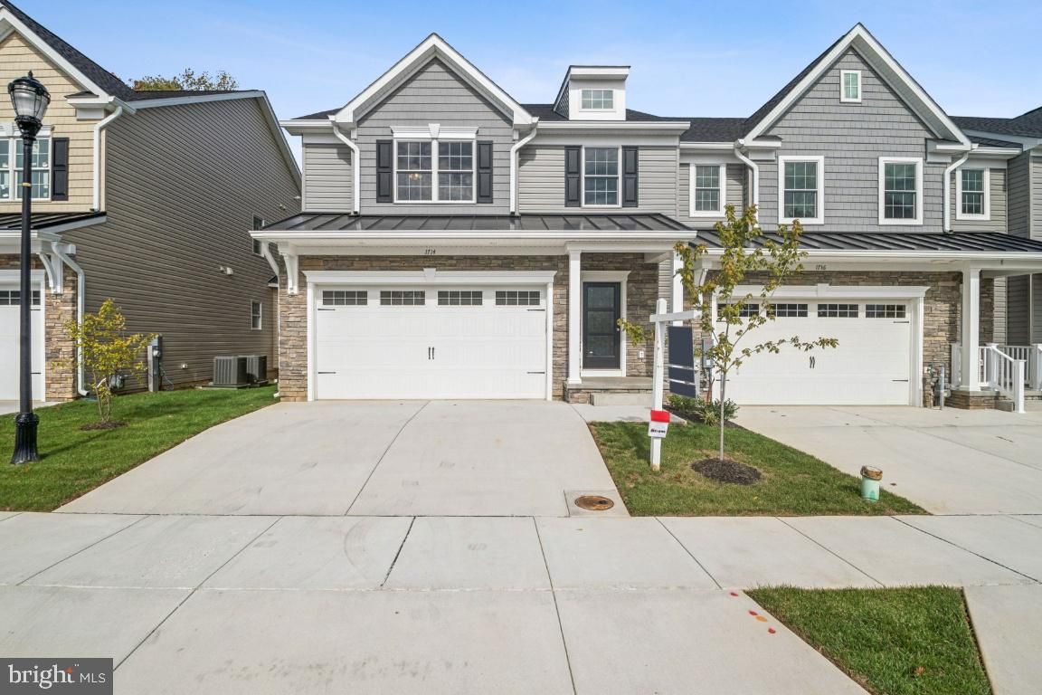 Attached, Exterior, Facade, Farmhouse