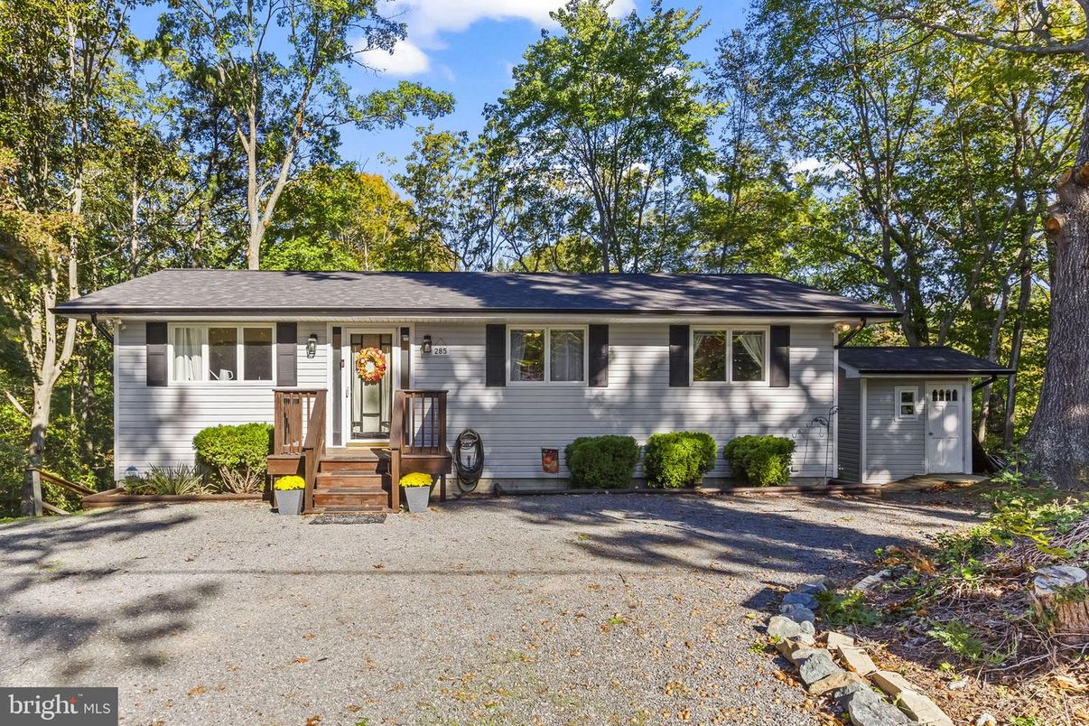 Exterior, Facade, Split Level