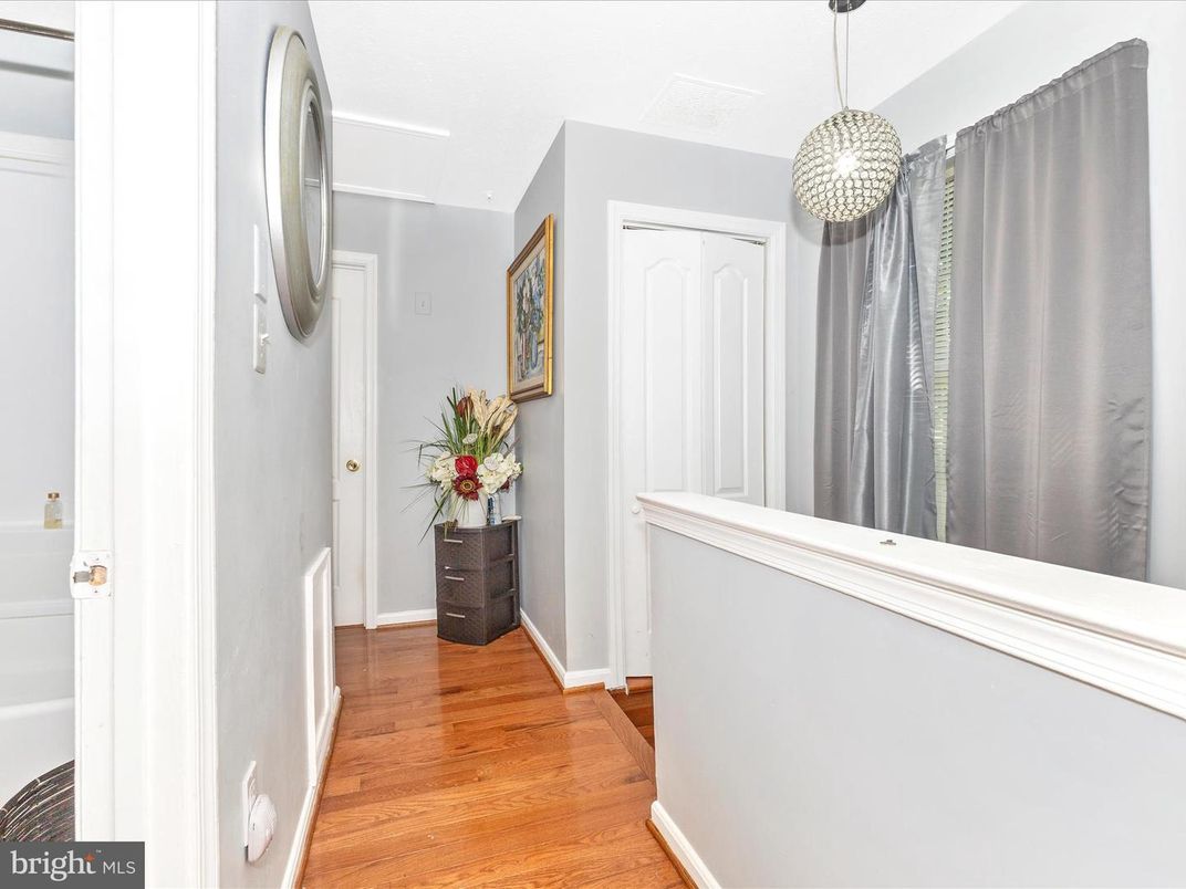 Interior, Pendant Lights, Wood Texture Flooring