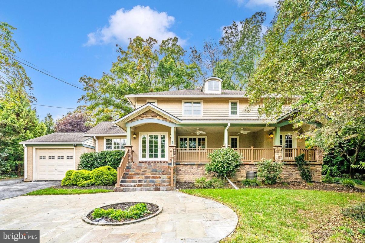 Attached, Exterior, Facade, American Foursquare