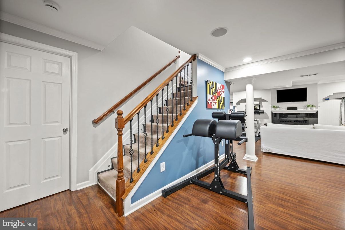 Fitness Equipment, Interior, Living room, Recessed Lighting, Wood Texture Flooring