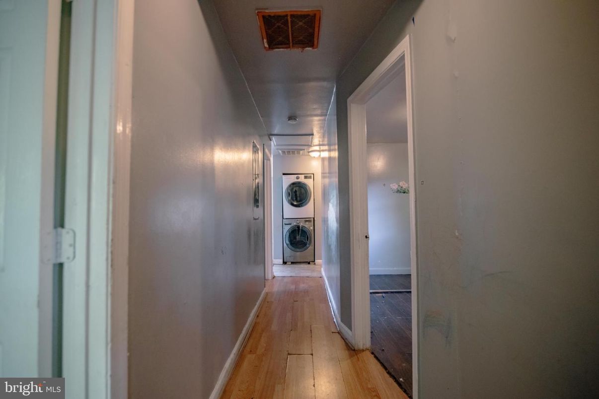 Interior, Washer, Wood Texture Flooring
