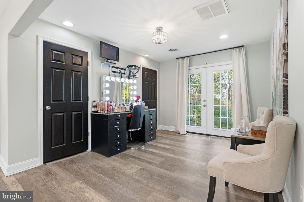 Interior, Recessed Lighting, Wood Texture Flooring