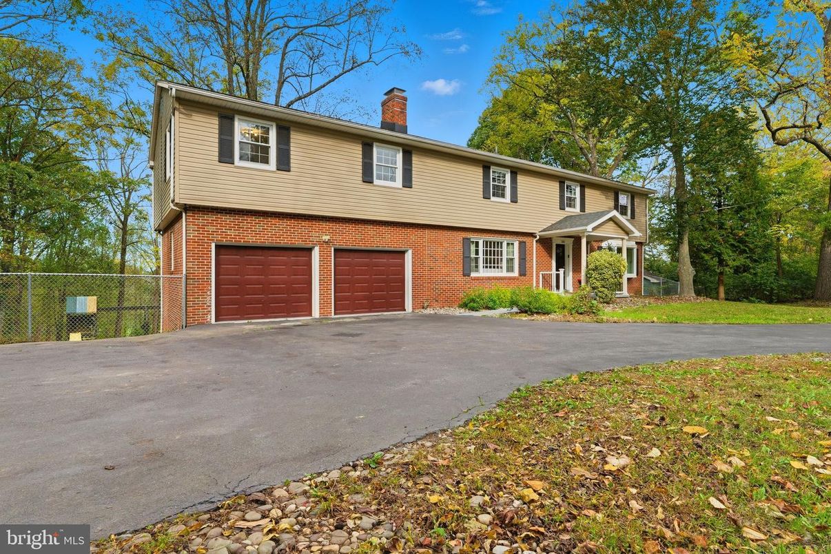 Attached, Exterior, Facade, Brick Facade, Split Level