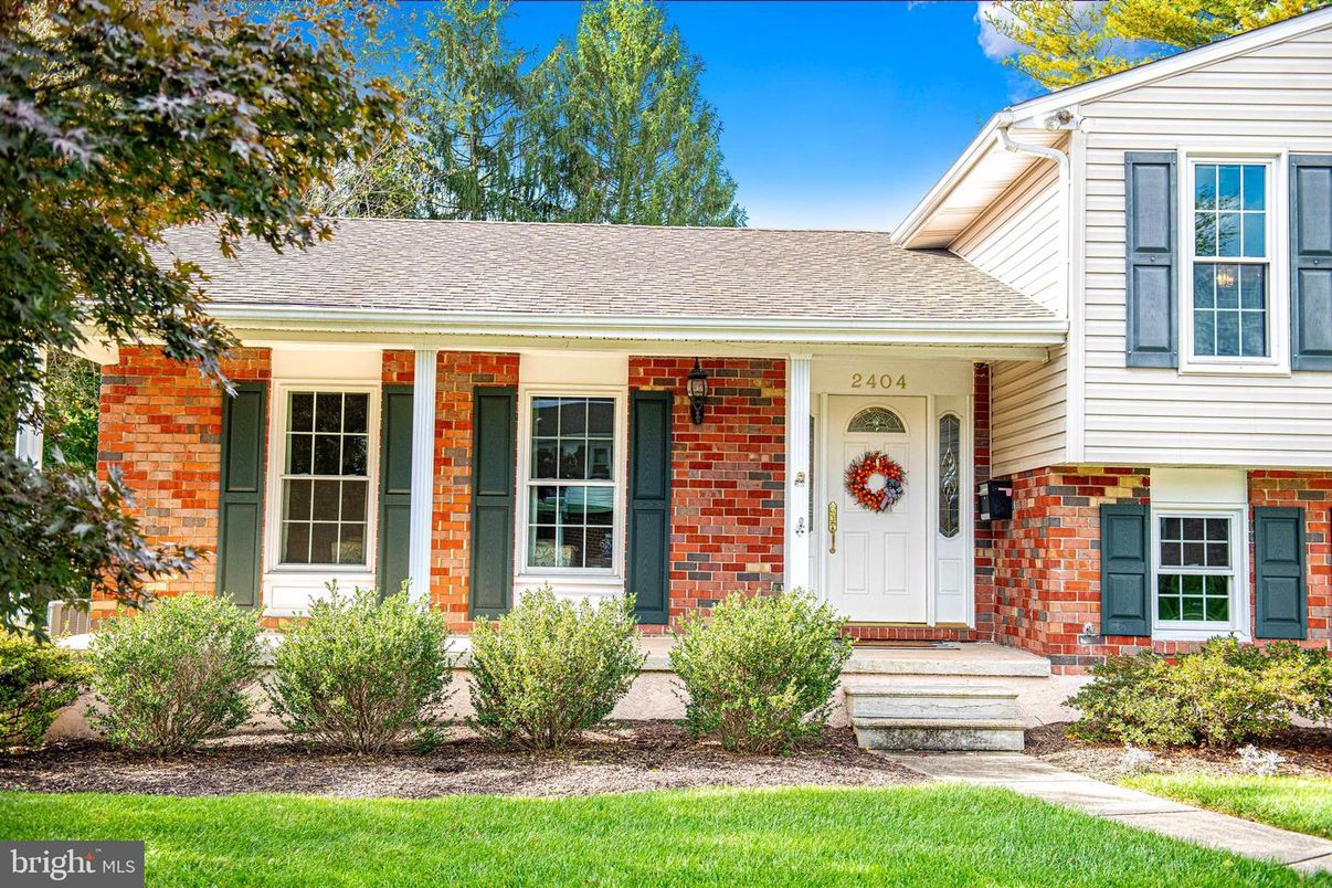 Exterior, Facade, Brick Facade, Cape Cod