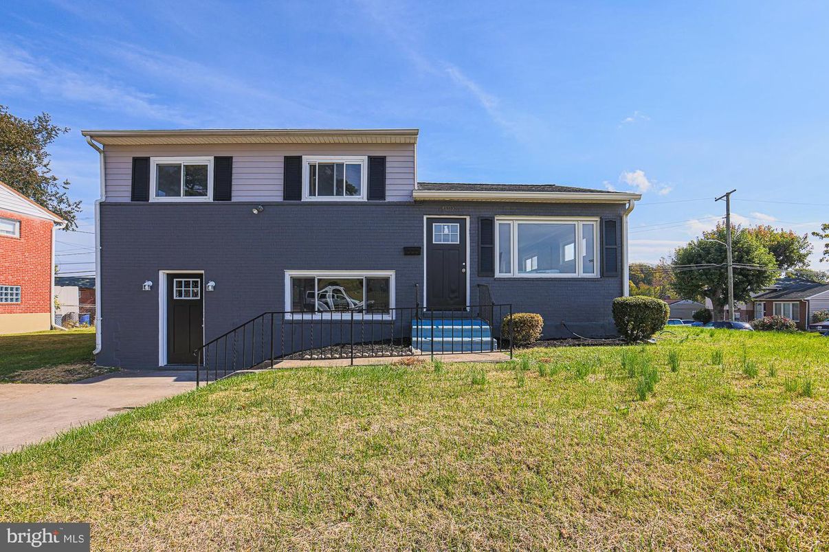 Exterior, Facade, Split Level