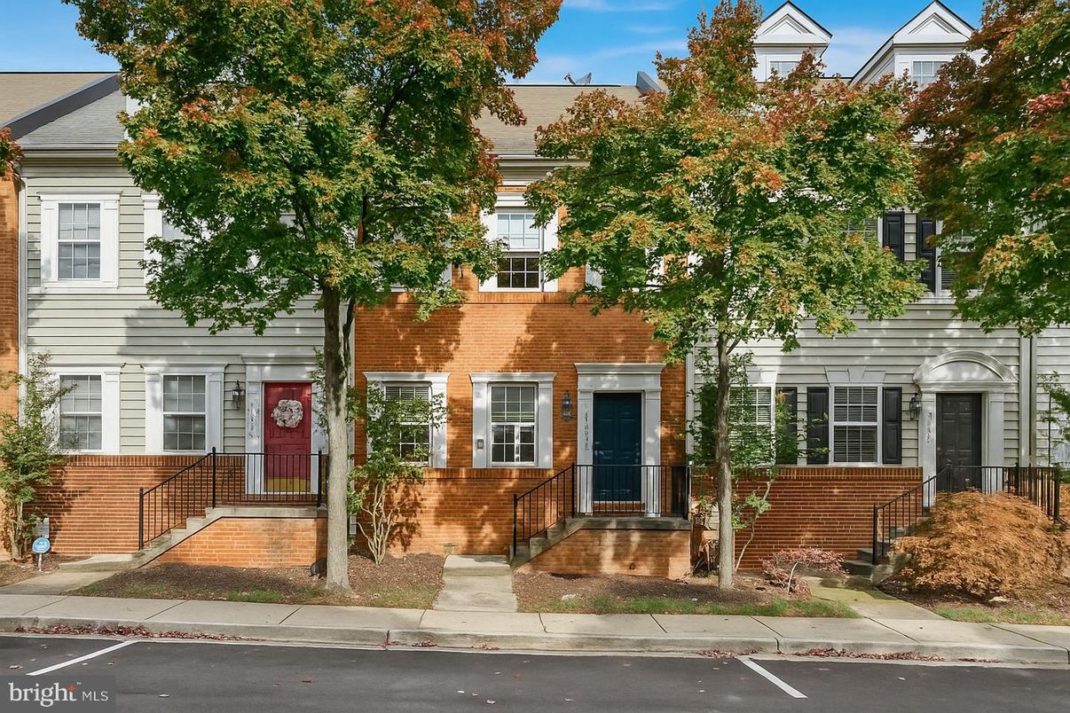Exterior, Facade, Rowhouse