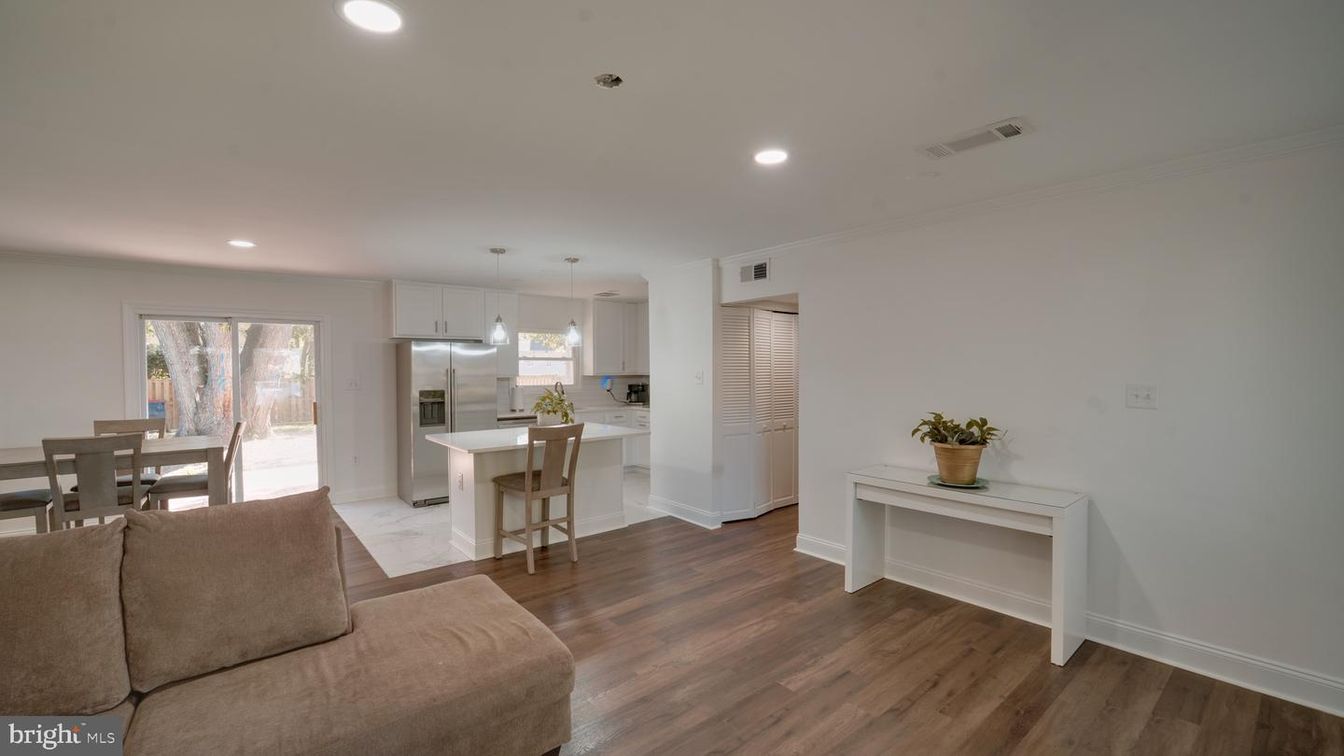 Dining room, Interior, Kitchen, Pendant Lights, Recessed Lighting, Wood Texture Flooring