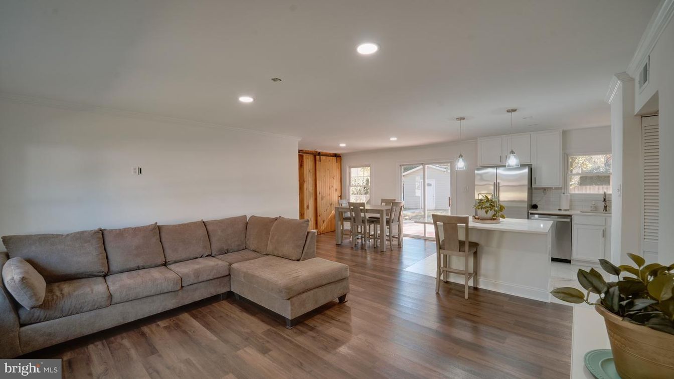Dining room, Interior, Kitchen, Living room, Pendant Lights, Recessed Lighting, Wood Texture Flooring