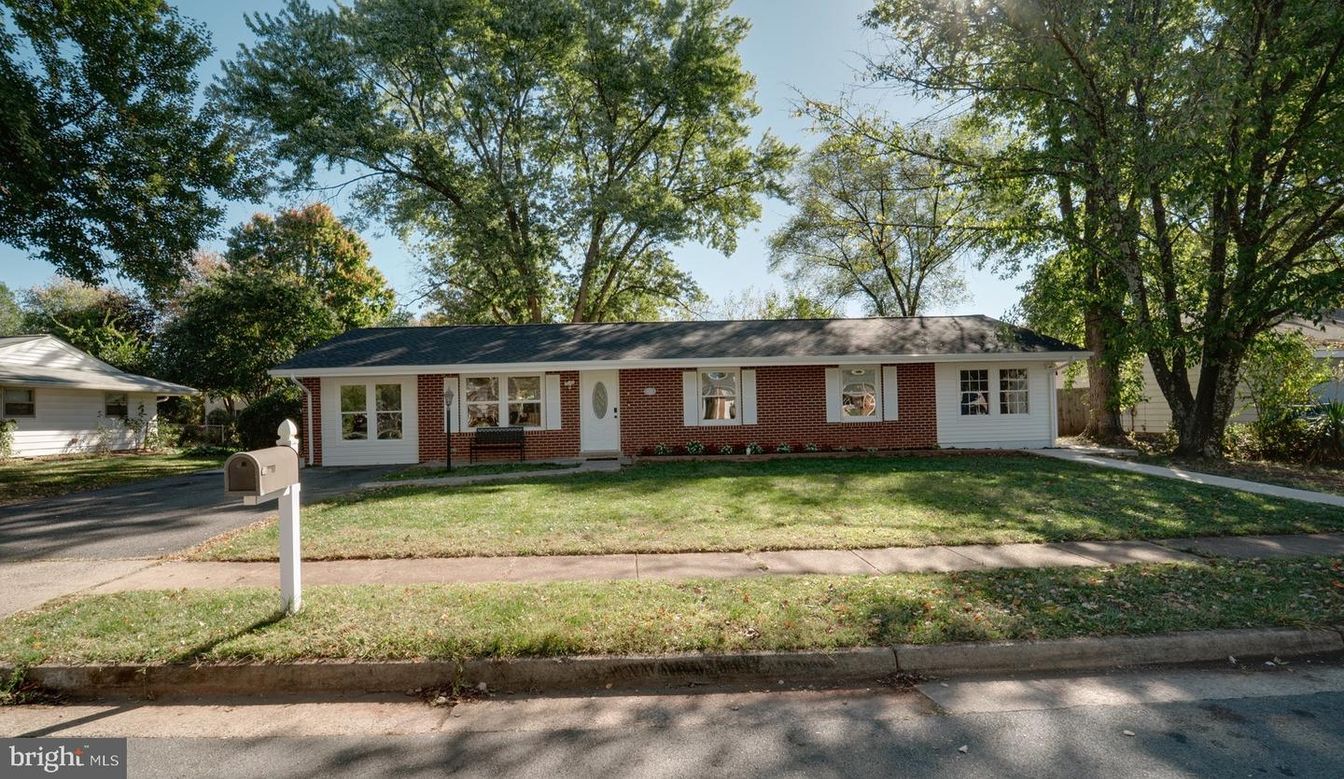 Exterior, Facade, Brick Facade, Ranch