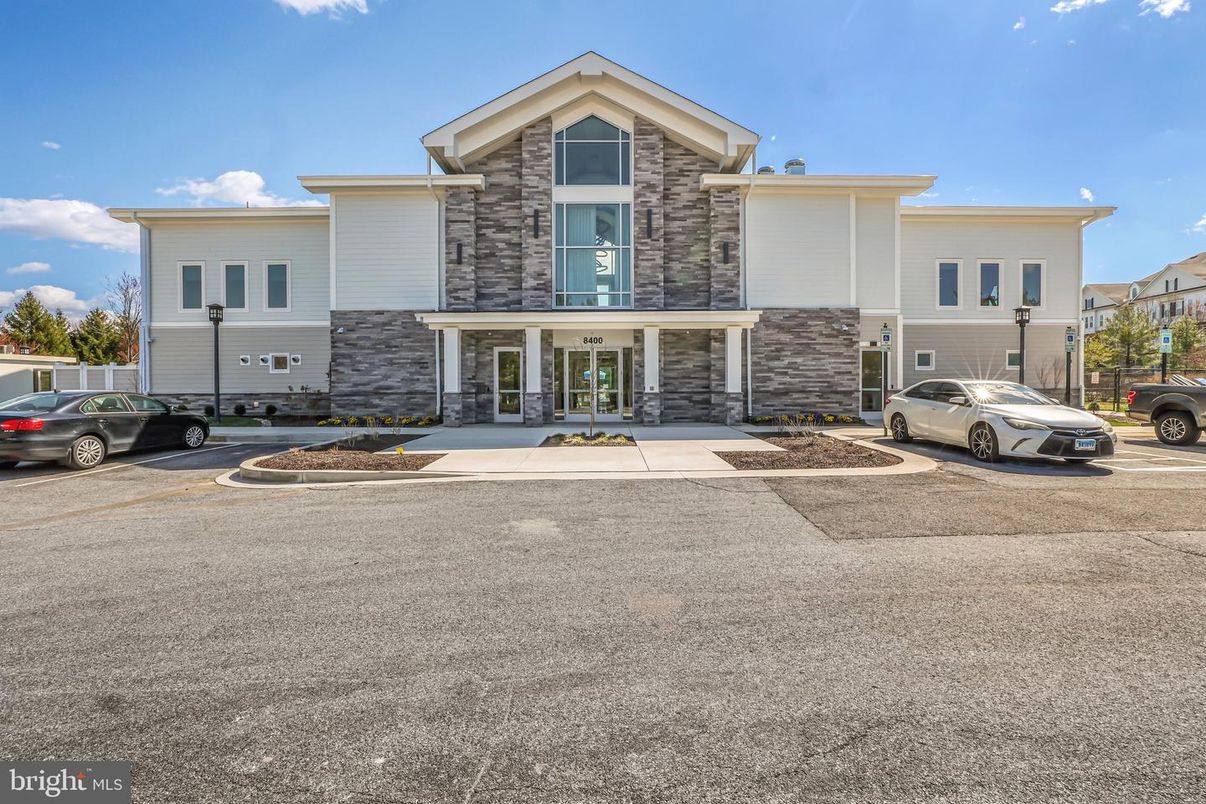 Exterior, Facade, Split Level