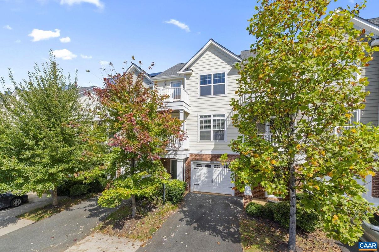 Attached, Exterior, Facade, Queen Anne Victorian