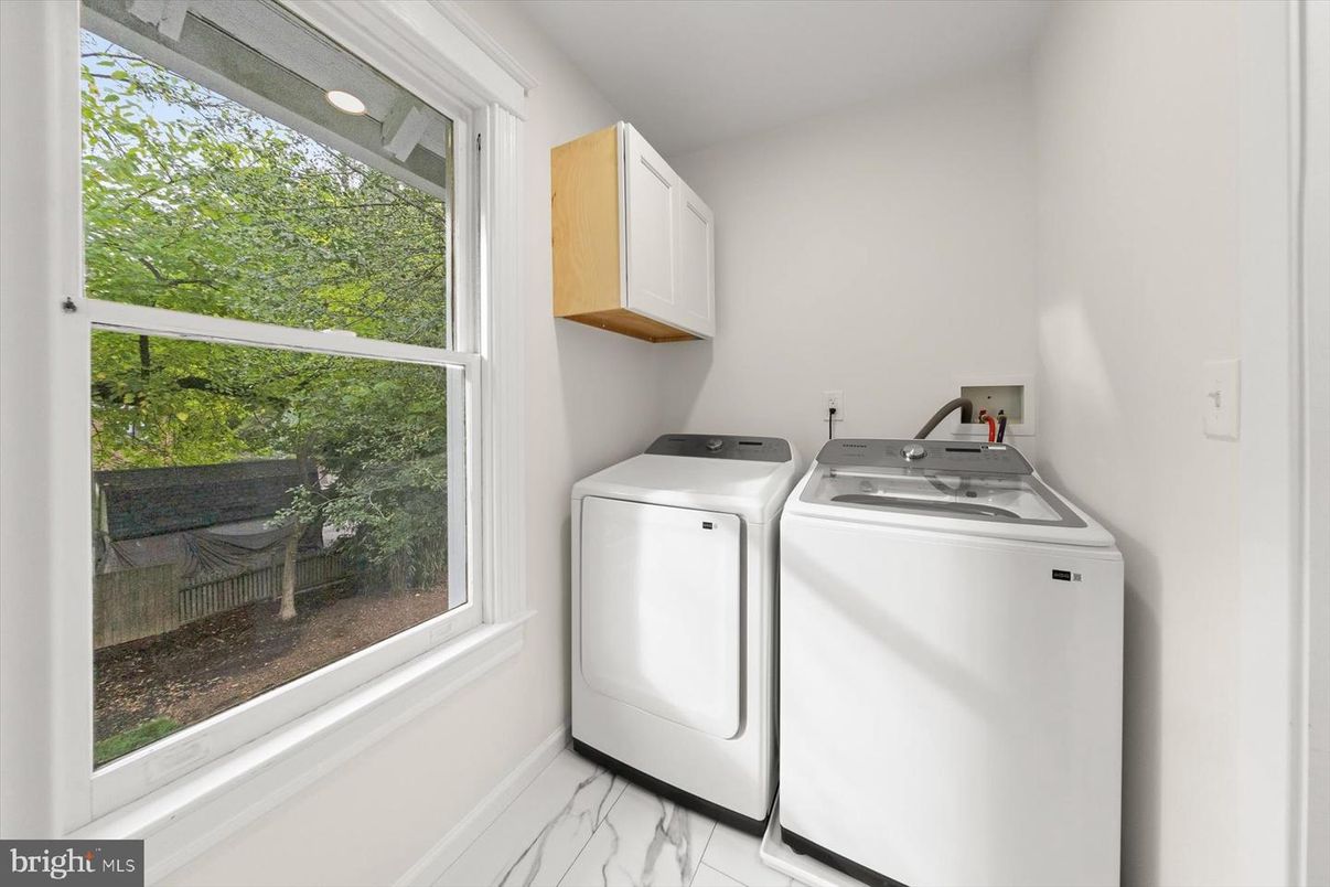 Interior, Marble, Recessed Lighting, Washer