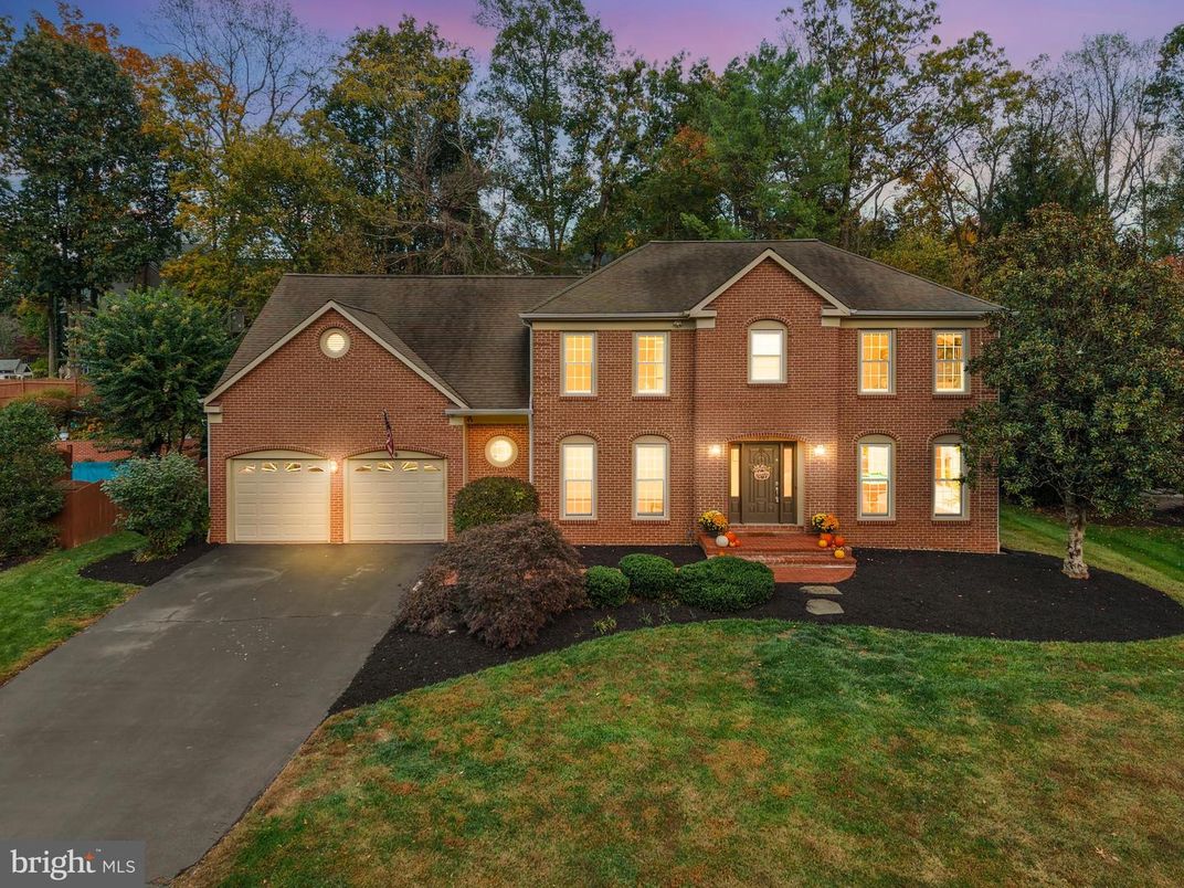 Attached, Exterior, Facade, Brick Facade, Georgian