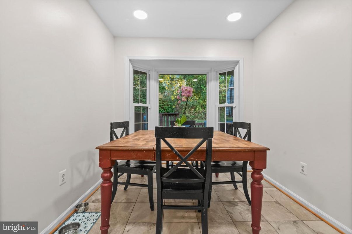 Dining room, Interior, Recessed Lighting
