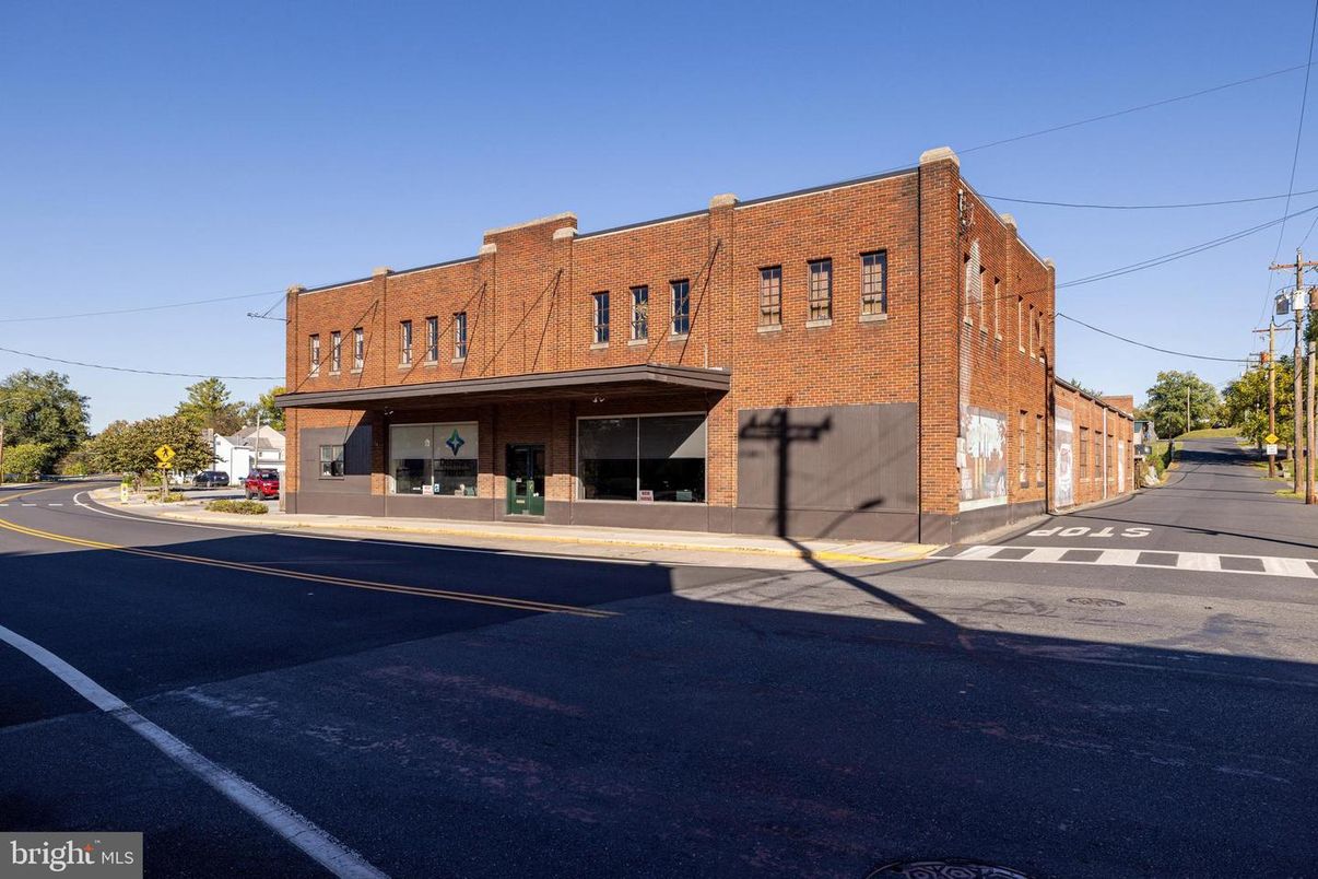 Exterior, Facade, Condo Building