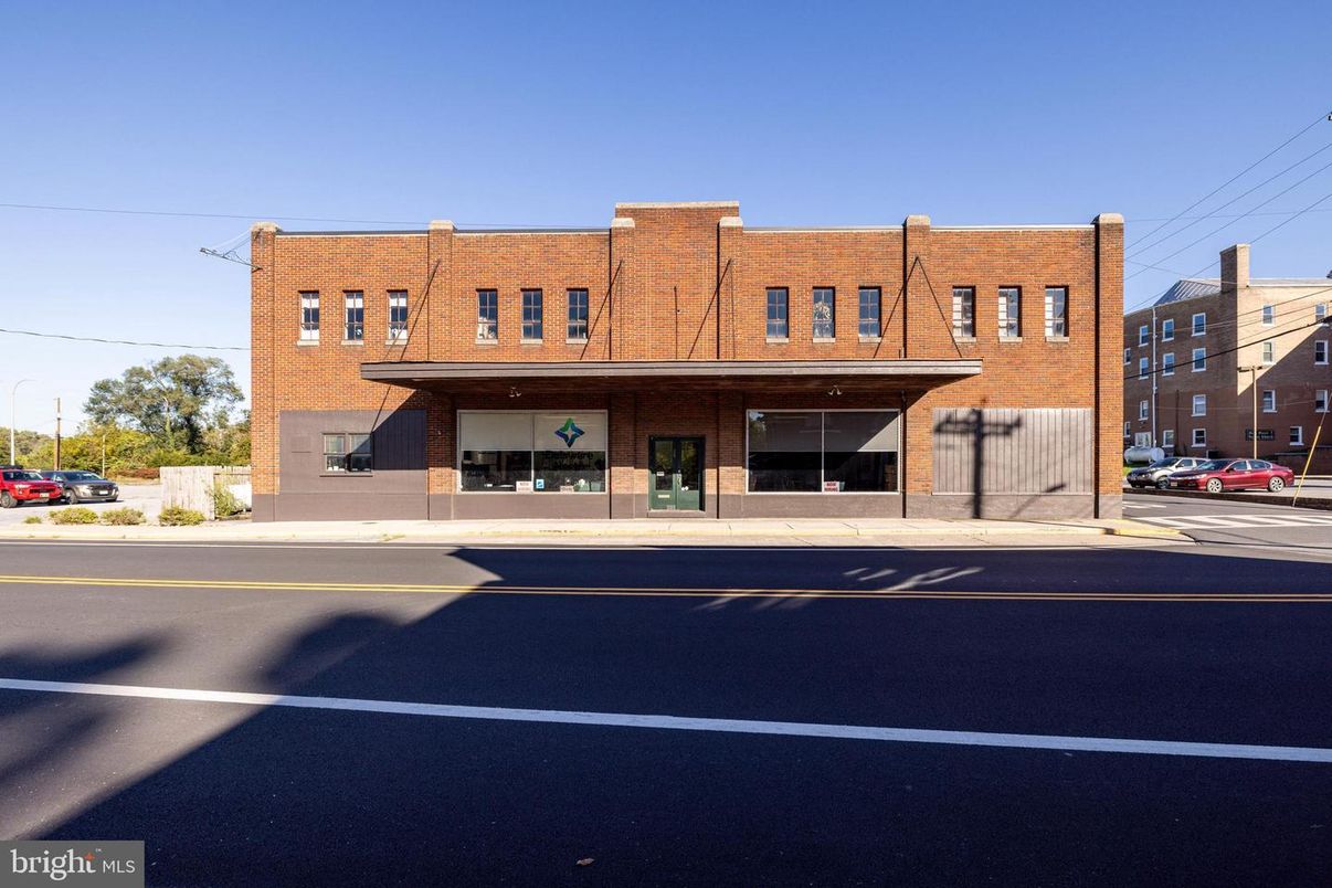 Exterior, Facade, Brick Facade, Highrise