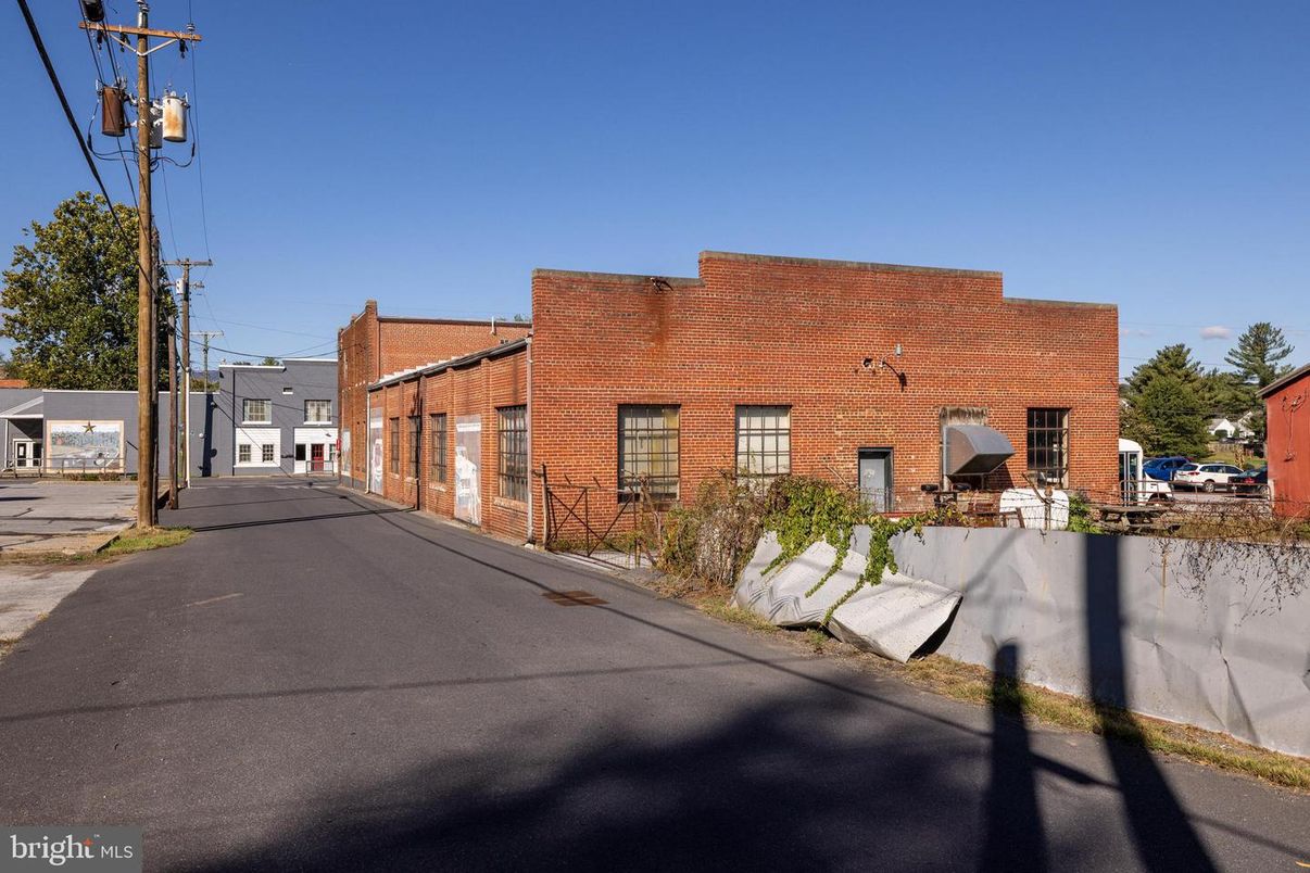 Exterior, Facade, Brick Facade, Modern