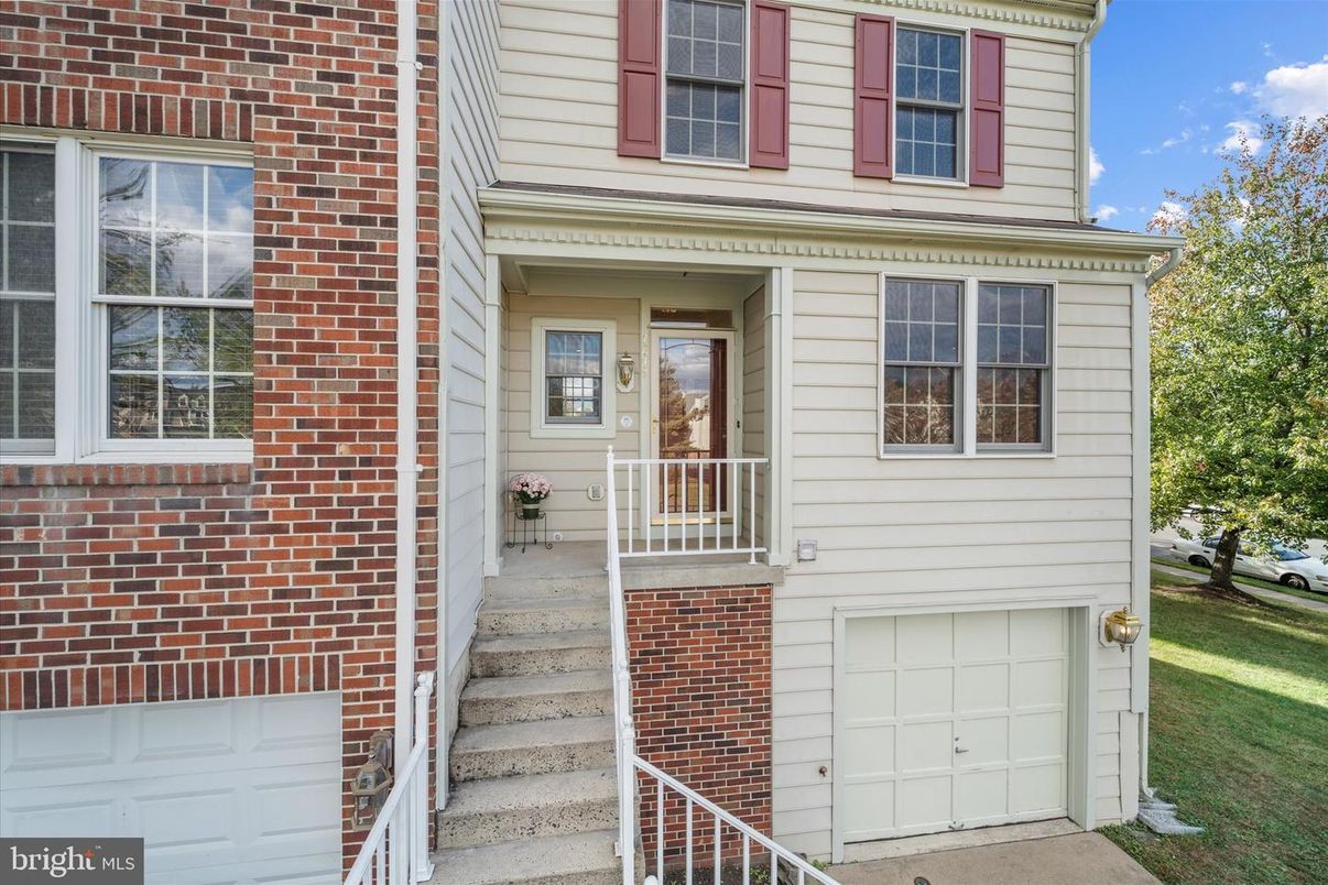 Attached, Exterior, Facade, Brick Facade, None