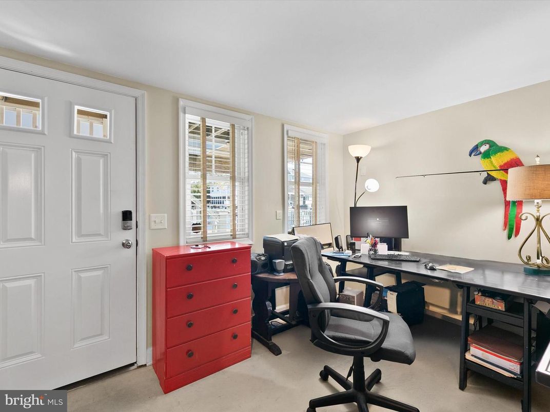 Home Office, Interior