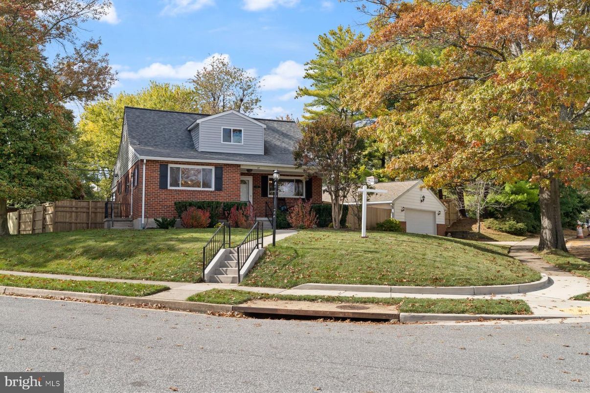 Attached, Exterior, Facade, Brick Facade, Cape Cod