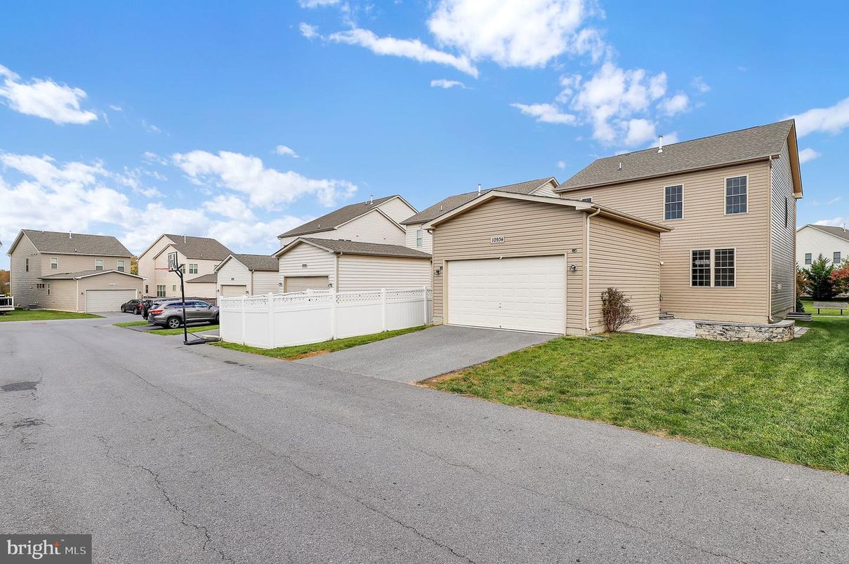 Attached, Exterior, Facade, Farmhouse