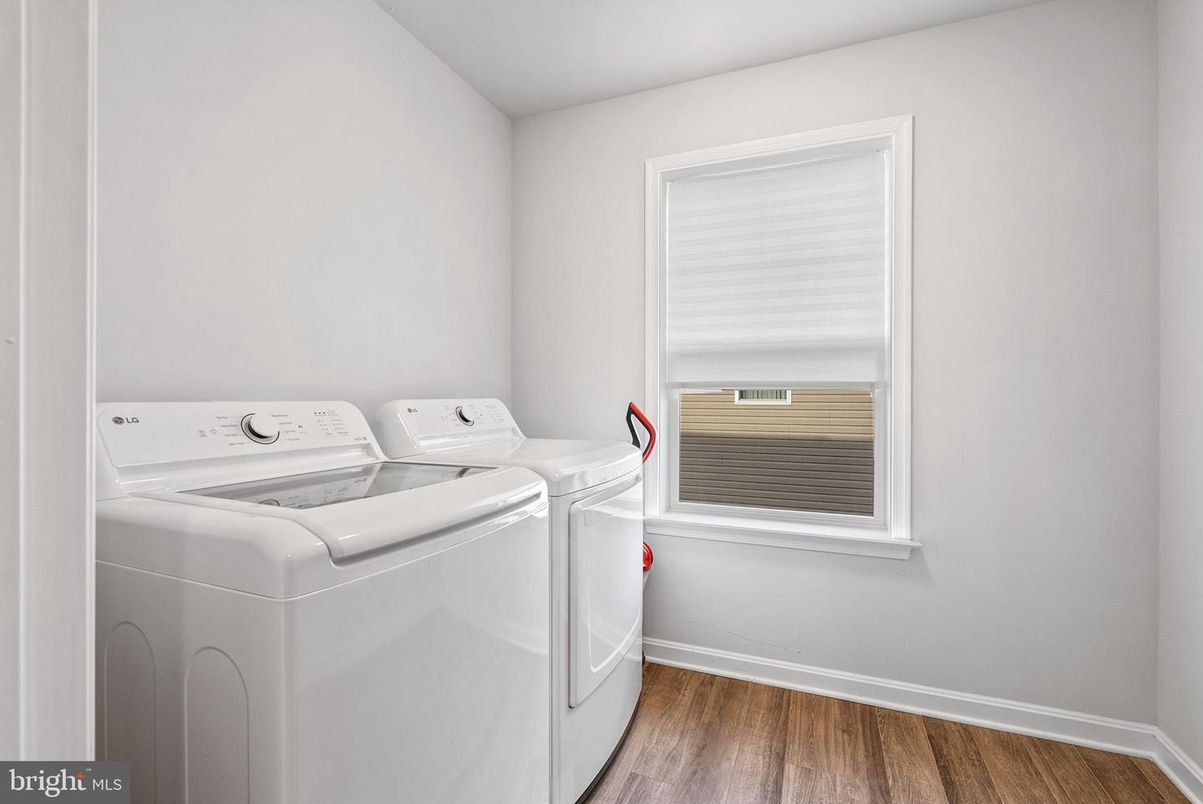 Interior, Utility Closets, Washer, Wood Texture Flooring