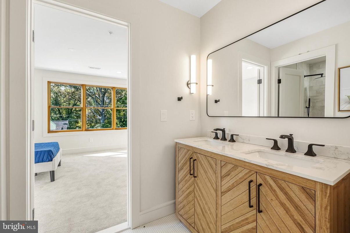 Bathroom, Dual Sink Vanities, Interior, Recessed Lighting