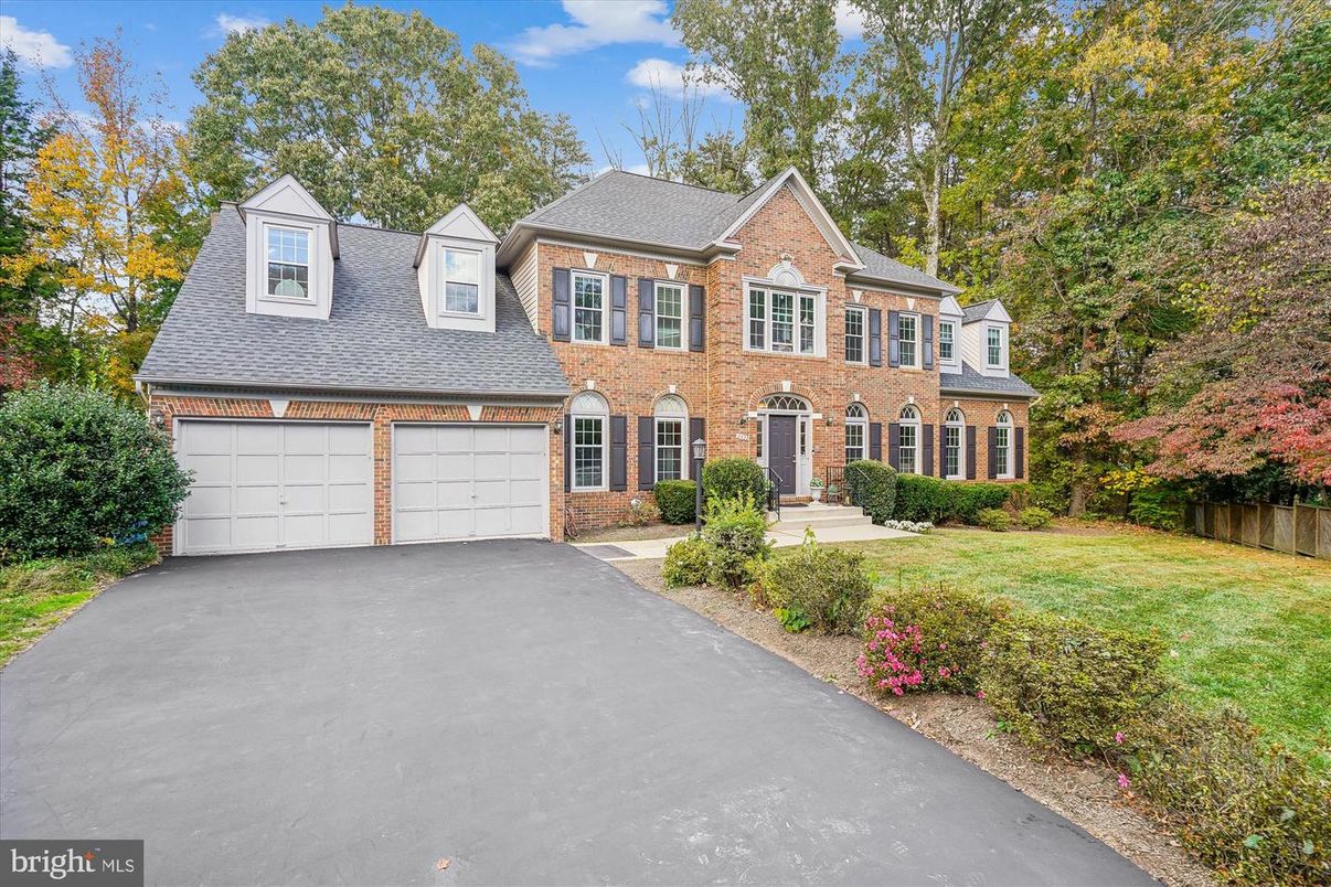 Attached, Exterior, Facade, Brick Facade, Georgian