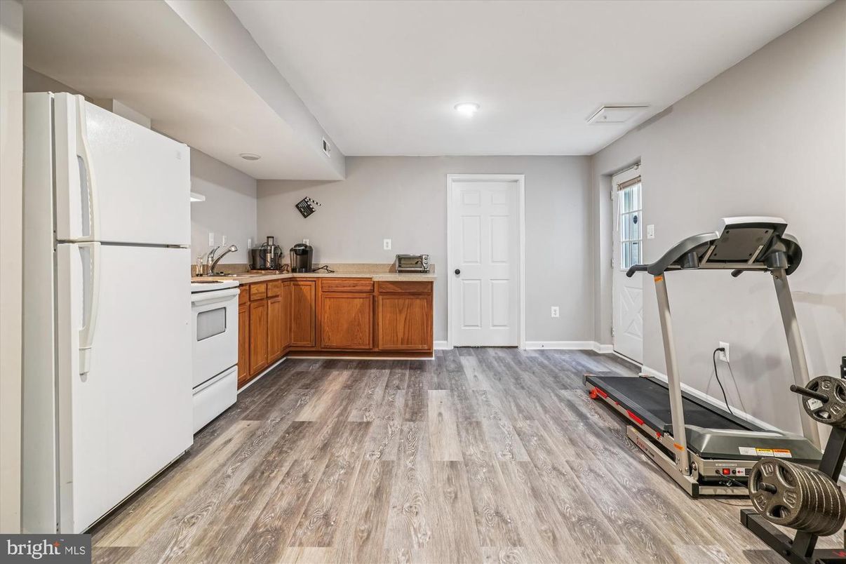 Fitness Equipment, Interior, Recessed Lighting, Wood Texture Flooring