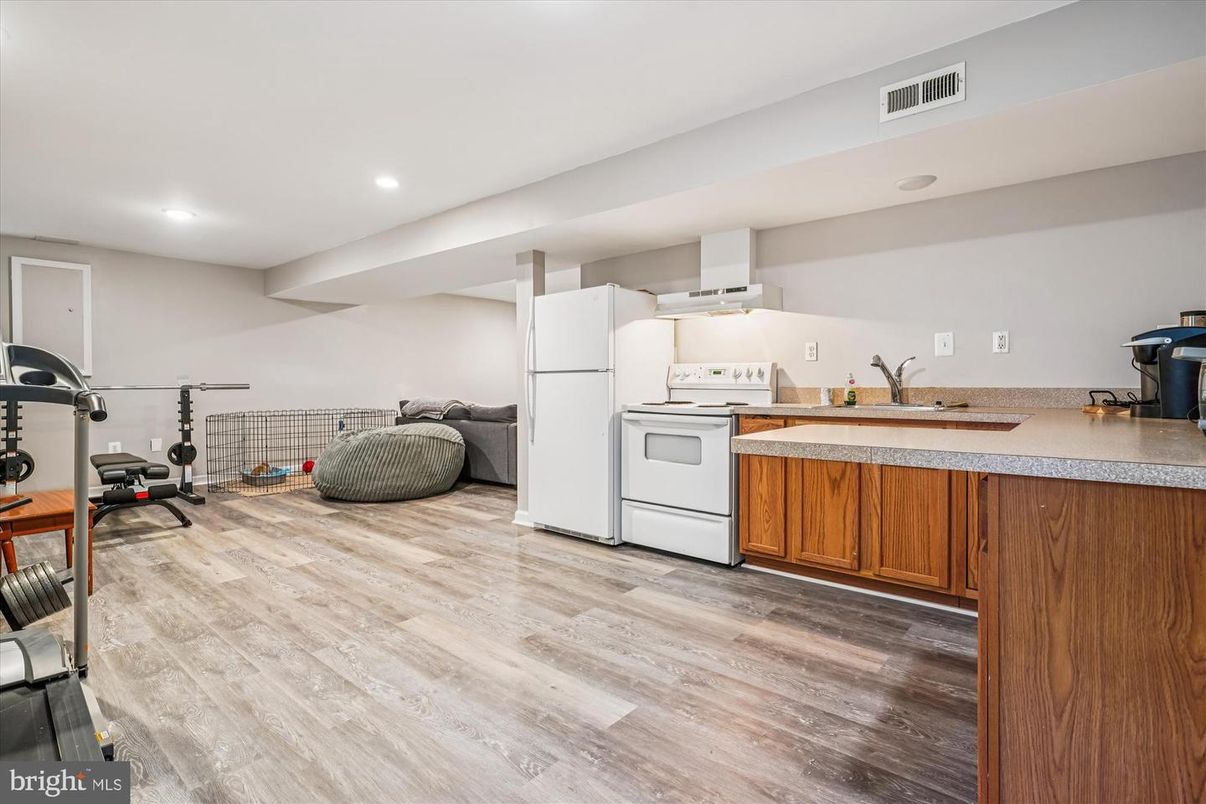 Fitness Equipment, Interior, Kitchen, Recessed Lighting, Wood Texture Flooring