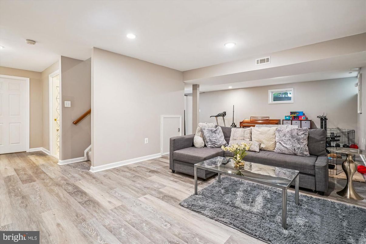 Fitness Equipment, Interior, Living room, Recessed Lighting, Wood Texture Flooring