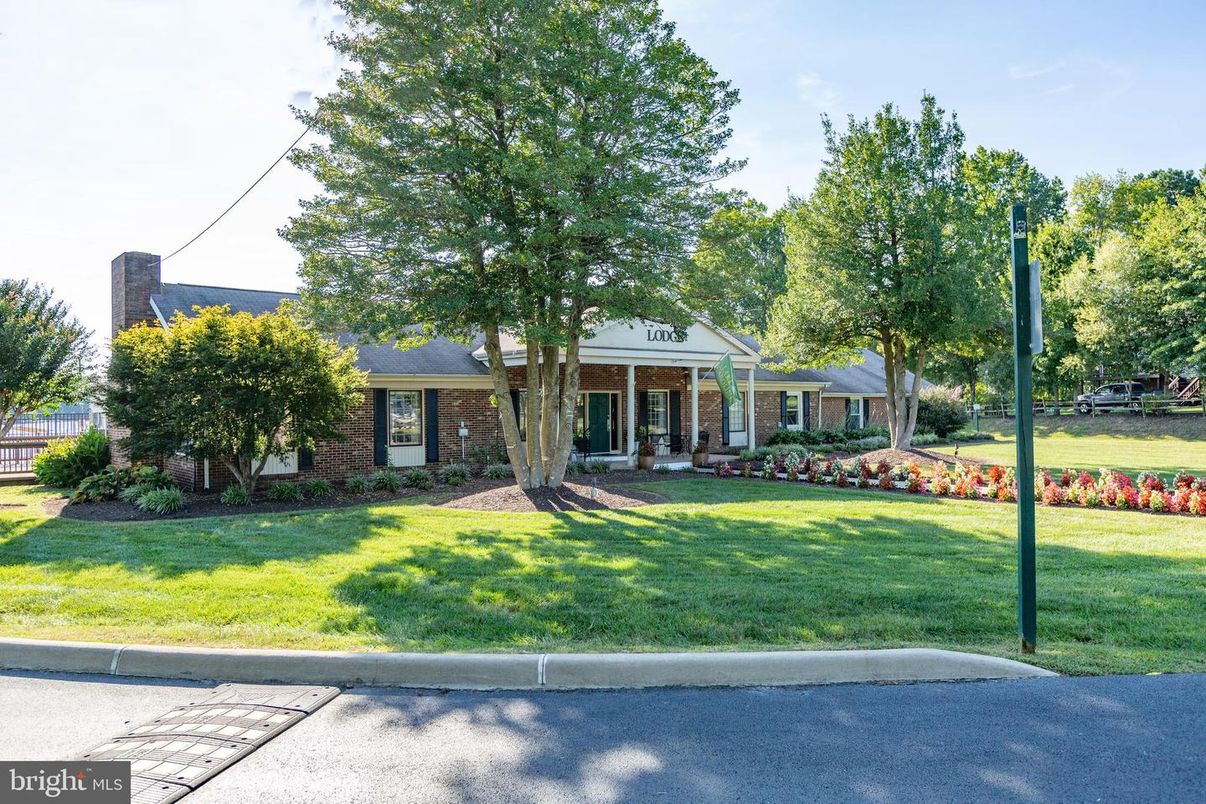 Backyard, Exterior, Facade, Brick Facade, Ranch