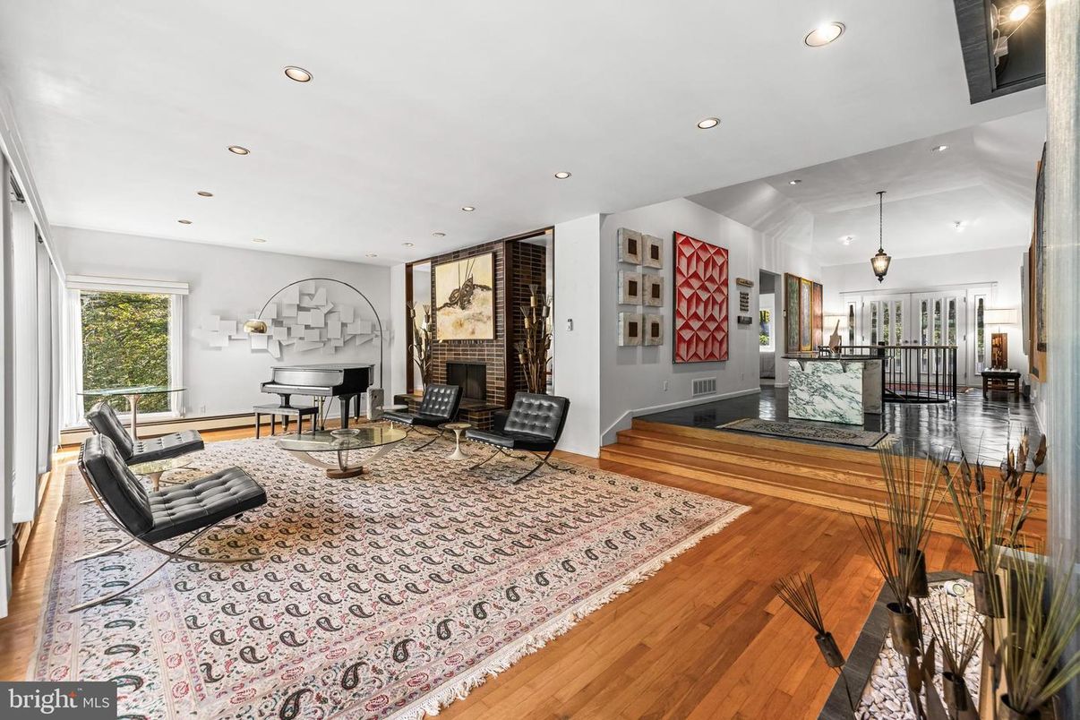 Interior, Living room, Pendant Lights, Recessed Lighting, Wood Texture Flooring