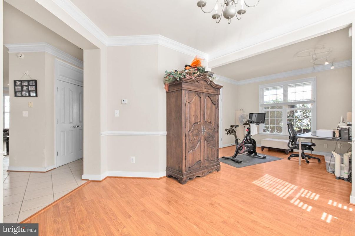 Chandelier, Fitness Equipment, Interior, Wood Texture Flooring