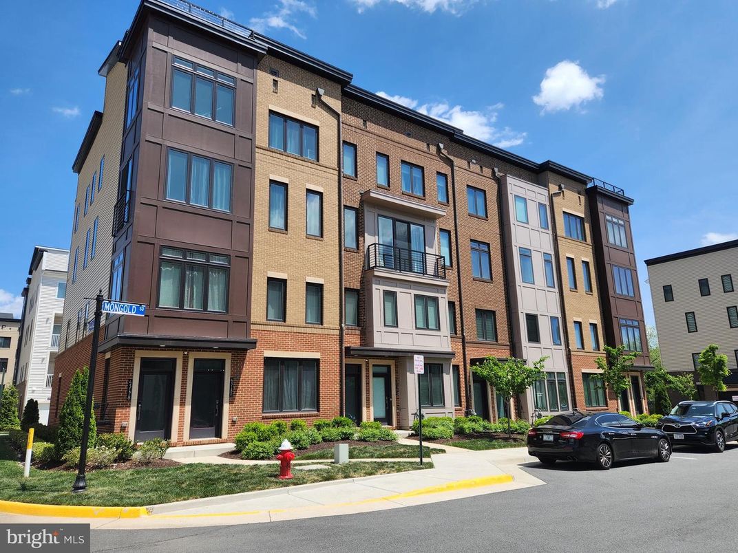 Exterior, Facade, Brick Facade, Rowhouse