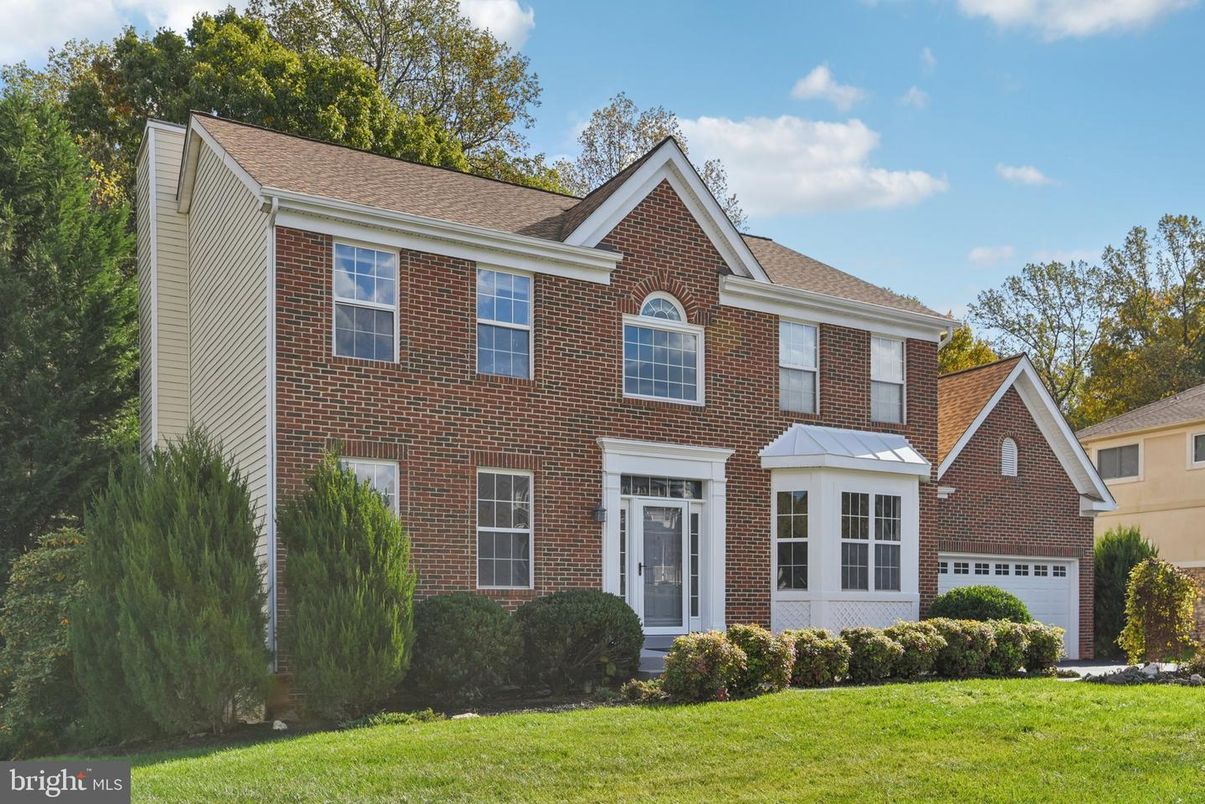 Attached, Exterior, Facade, Brick Facade, Georgian