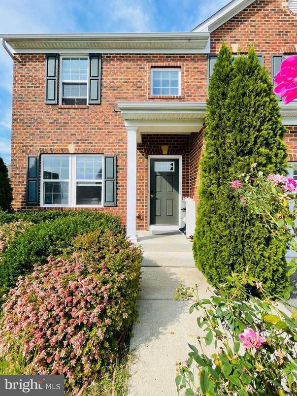 Exterior, Facade, Brick Facade, Rowhouse