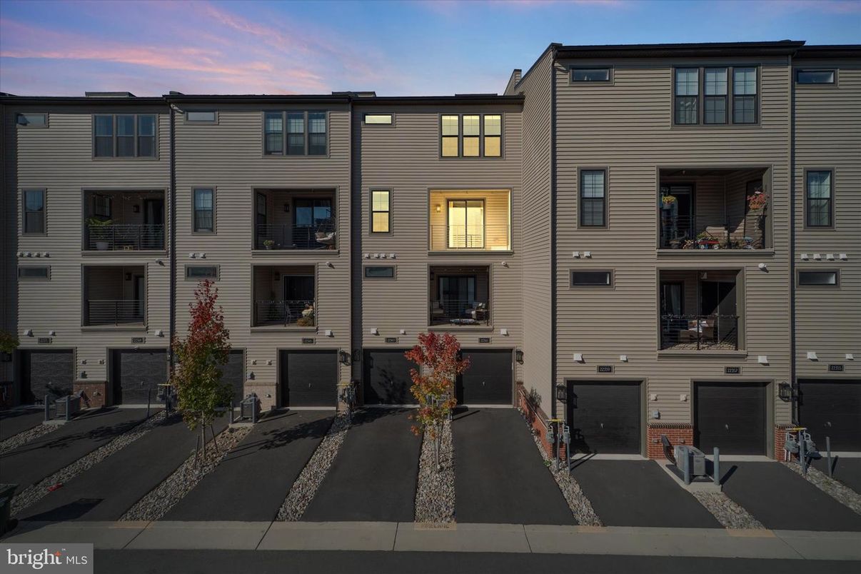 Attached, Exterior, Facade, Rowhouse